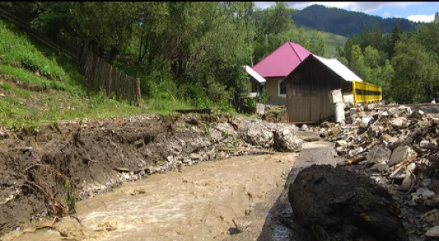 Cod roşu de inundaţii în câteva judeţe din România. Populaţia este avertizată prin sistemul RO-Alert