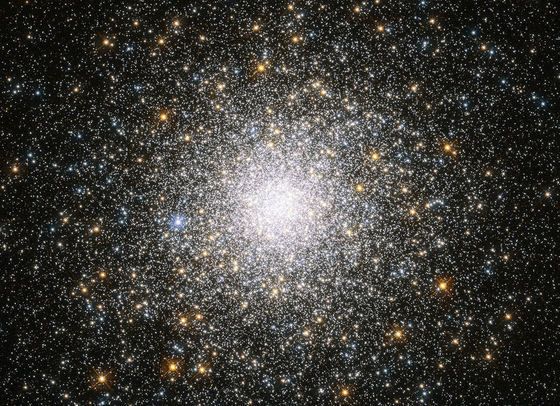 Unul dintre cele mai aglomerate roiuri de stele din Calea Lactee, surprins în mod spectaculos de Hubble