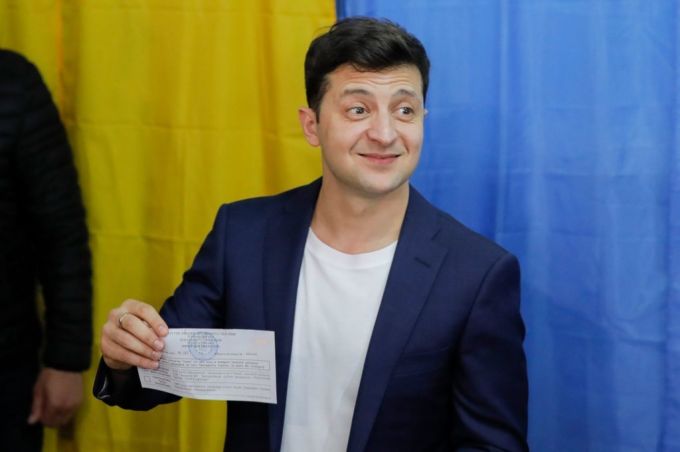 Ce pedeapsă a primit Vladimir Zelensky pentru că şi-a arătat buletinul de vot în faţa jurnaliştilor
