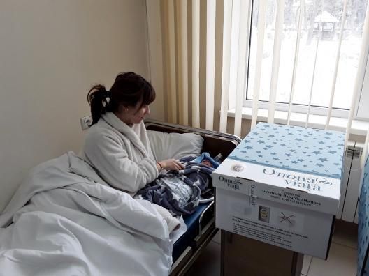 Aproximativ 13000 de cutii cu produse pentru nou-născuţi au fost distribuite în mai multe maternităţi din Republica Moldova