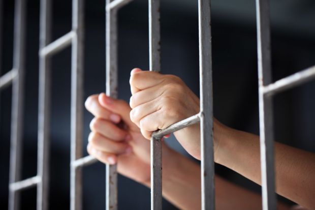 Poliţistul, care împreună cu doi consăteni, au violat o minoră la Orhei, a primit pedeapsă mai dură