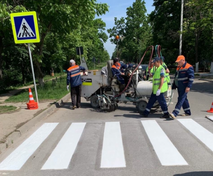 Serviciile municipale au început să aplice marcajul rutier pe străzile din Chişinău