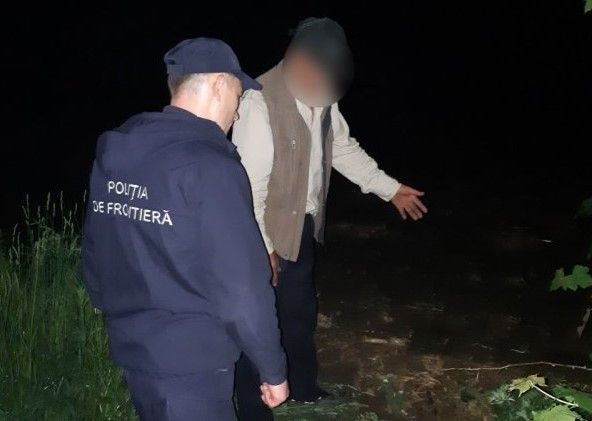 Doi cetăţeni ai Ucrainei au fost surprinşi în timp ce traversau ilegal frontiera de stat a Republicii Moldova
