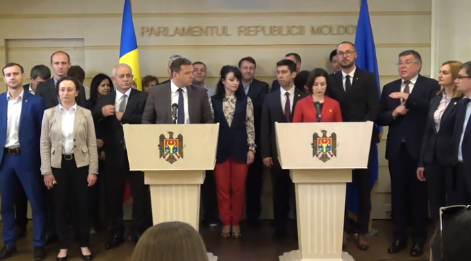 VIDEO. Blocul ACUM aşteaptă fracţiunea PSRM la sesiunea specială a Parlamentului Republicii Moldova