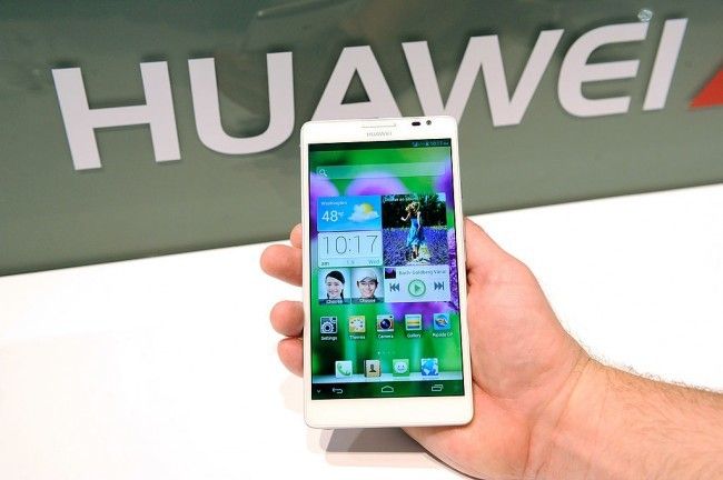 Compania Huawei, tot mai izolată pe plan extern. Comercianţii de smartphone-uri Huawei încearcă să scape de stocuri