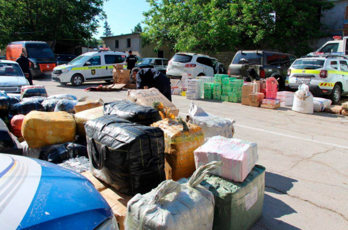 Haine, încălţăminte şi alte mărfuri, în valoare de peste 1,2 milioane de lei, aduse prin contrabandă prin Transnistria, depistate de poliţişti