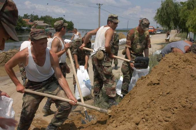 Militarii Armatei Naţionale fortifică digurile de protecţie în zonele cu risc de inundaţii din raionul Ştefan Vodă