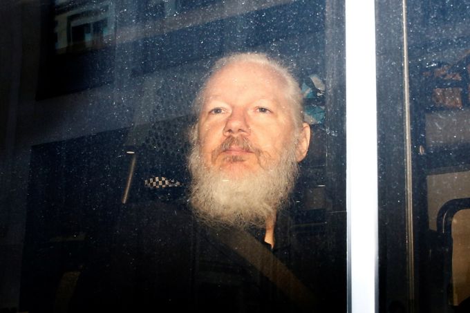 Julian Assange riscă zeci de ani de închisoare, după ce justiţia americană a prezentat 17 noi capete de acuzare, în baza legii împotriva spionajului