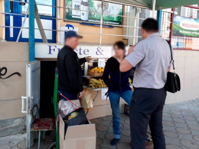 Un bărbat din Cricova angaja tinere să vândă fructe în Piaţa Centrală din Chişinău, apoi le impunea să se prostitueze