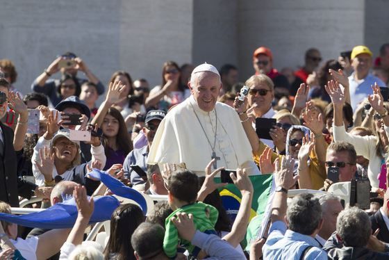 Papa Francisc, mesaj pe Twitter înaintea vizitei în România: " Vă cer, rugaţi-vă pentru mine"