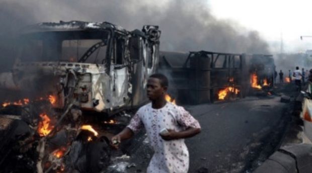Zeci de morţi în Niger, în explozia unei cisterne cu benzină. Oamenii veniseră să fure combustibil