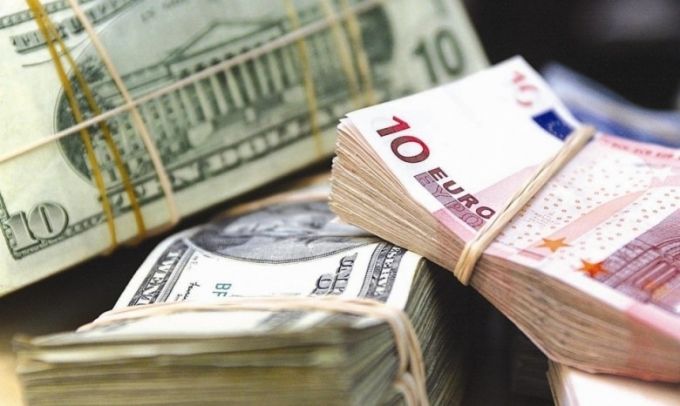 Cetăţenii Republicii Moldova care lucrează în străinătate trimit tot mai puţini bani acasă