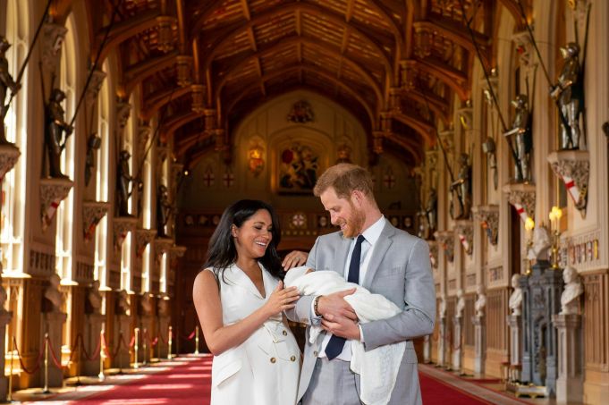 VIDEO. Prinţul Harry şi Meghan Markle şi-au prezentat astăzi fiul nou-născut