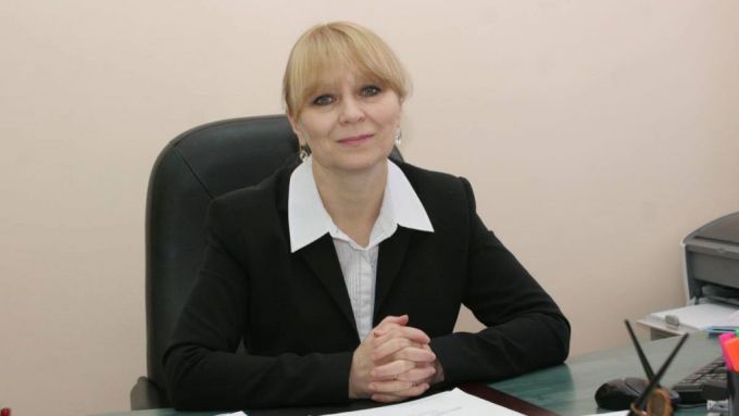 Noua ministră a Sănătăţii îi cere Silviei Radu să nu terorizeze funcţionarii, aceştia fiind indignaţi de prezenţa corturilor în ograda instituţiei