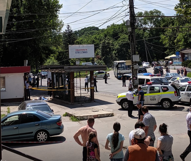 O maşină a intrat într-o staţie din Chişinău: O persoană a decedat, iar două, printre care şi un copil, au ajuns la spital