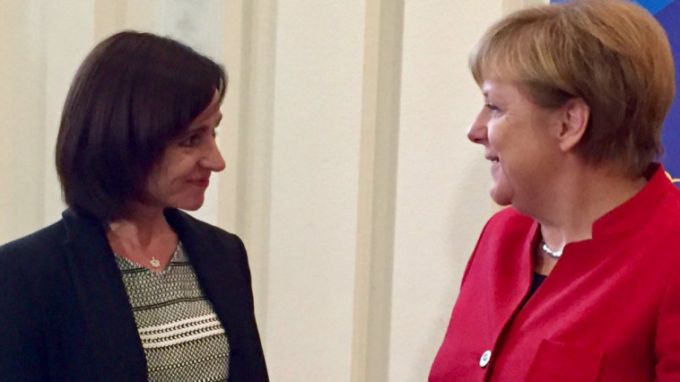 Angela Merkel o felicită pe Maia Sandu şi o invită la Berlin