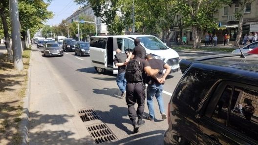 Patru persoane au fost reţinute în plină stradă, în Chişinău, fiind bănuite de huliganism şi complicitate la omor