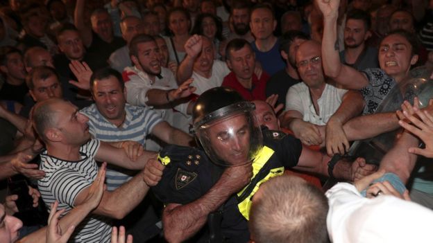 Georgia: 39 poliţişti şi 30 de manifestanţi răniţi în ciocniri în faţa parlamentului