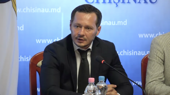 VIDEO. Primarul interimar al Chişinăului, Ruslan Codreanu, susţine un briefing de presă