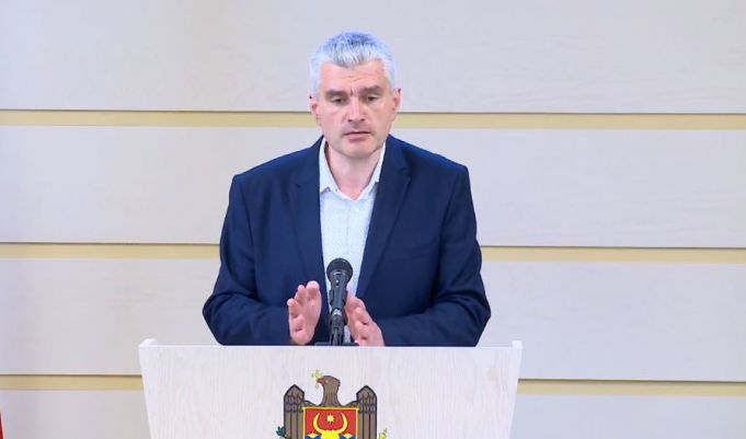 VIDEO. Preşedintele Comisiei de anchetă în cazul furtului miliardului, Alexandr Slusari, susţine un briefing de presă