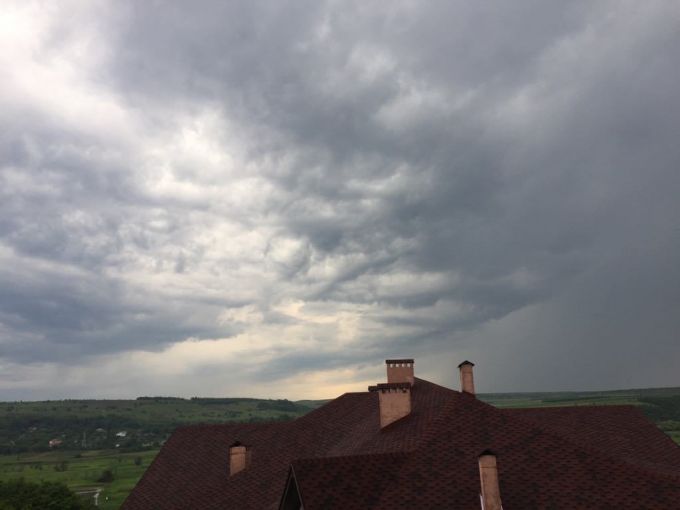 Ploile cu descărcări electrice continuă şi astăzi în centrul şi nordul Republicii Moldova