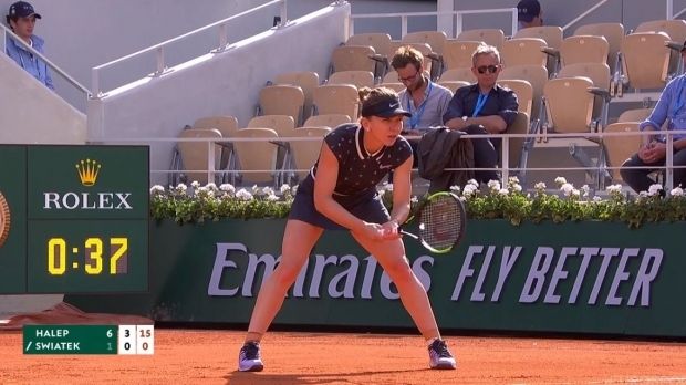 Simona Halep s-a calificat în sferturi la Roland Garros după ce a învins-o categoric pe Iga Swiatek, 6-1, 6-0