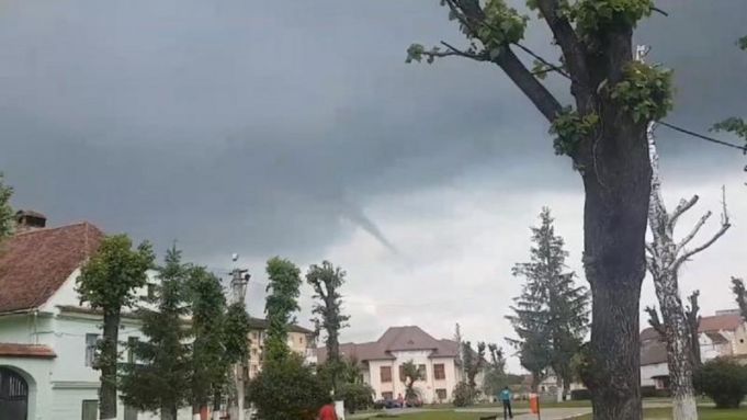 Cod galben de fenomene meteo extreme în România: S-a format o tornadă