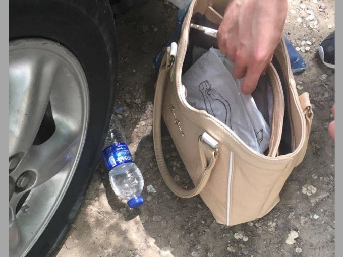Doi minori din Chişinău au jefuit o bătrână chiar în faţa blocului. I-au luat geanta cu bunuri personale