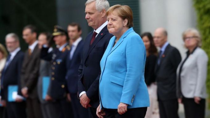 Angela Merkel a fost surprinsă din nou tremurând. E al treilea incident de acest fel într-o lună