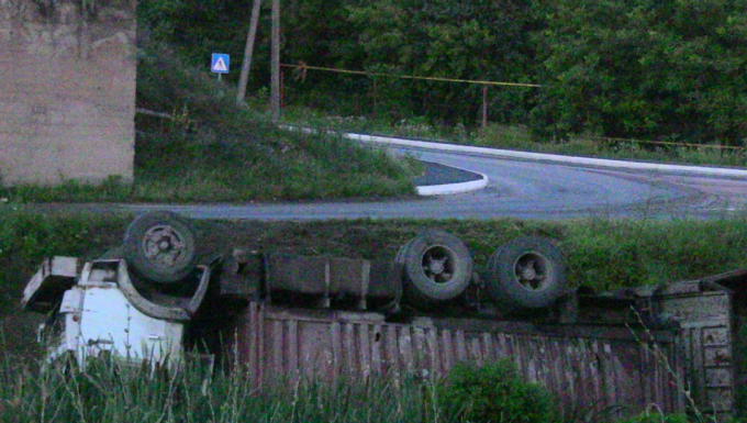 Un camion cu 22 de tone de metal uzat a căzut de pe un pod la Rîbniţa. Şoferul a supravieţuit