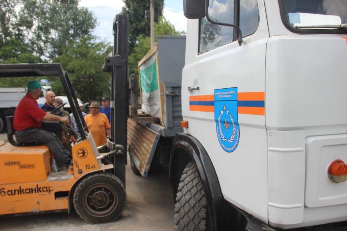 Salvatorii transportă materiale de construcţie la Basarabeasca pentru reparaţia infrastructurii şi a caselor de locuit afectate de intemperii