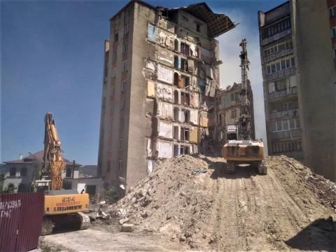 Blocul avariat de la Otaci a fost demolat. Muncitorii vor evacua deşeurile rămase
