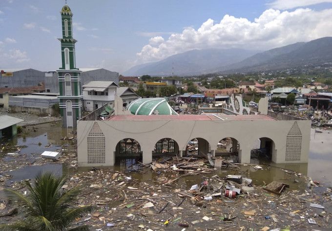 Seism cu magnitudinea 7,3, în Indonezia. Cel puţin doi morţi şi mii de evacuaţi