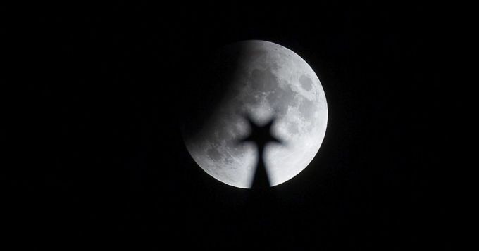 FOTO. Imagini spectaculoase cu eclipsa parţială de Lună care a avut loc ieri