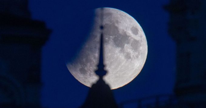 FOTO. Imagini spectaculoase cu eclipsa parţială de Lună care a avut loc ieri