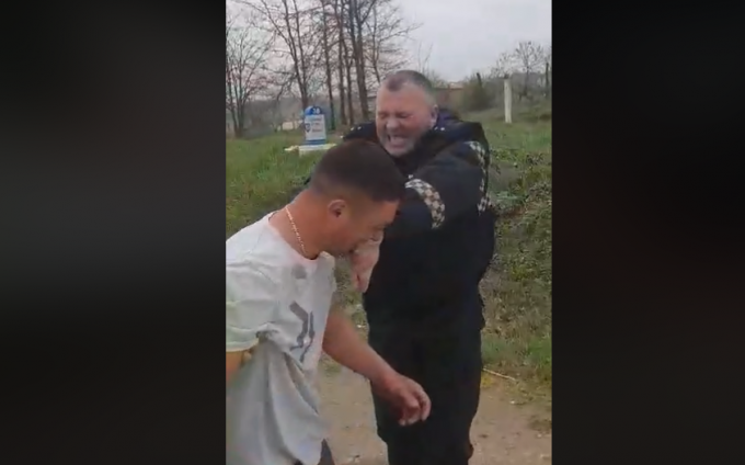 Bărbatul care a muşcat un poliţist de deget, condamnat la închisoare