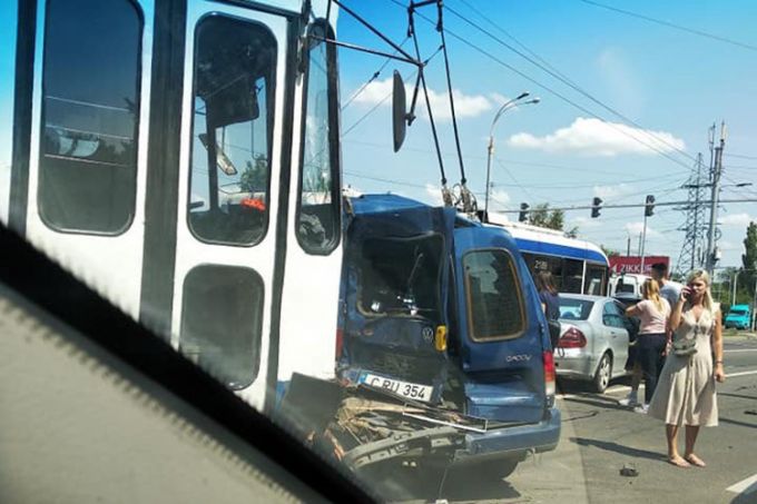 Trei maşini şi un troleibuz s-au ciocnit pe bulevardul Dacia din Chişinău