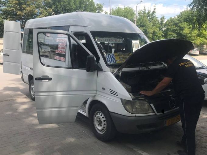 În urma verificărilor microbuzelor de rută din Chişinău, au fost depistate numeroase nereguli şi încălcări admise de şoferi