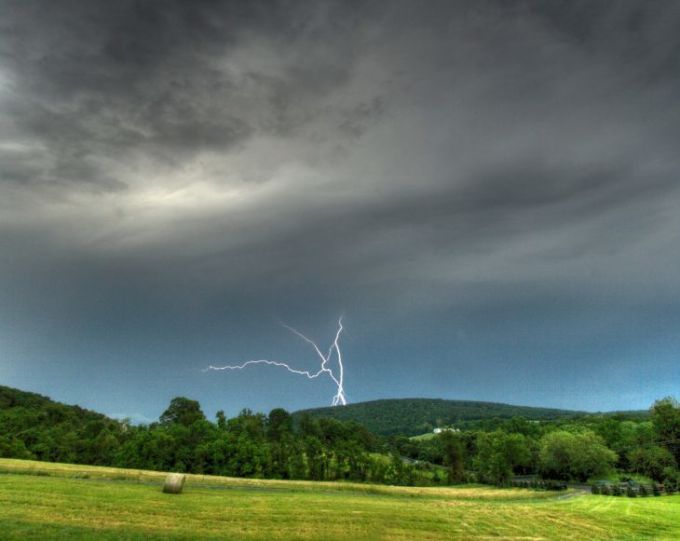 Meteorologii anunţă fulgere fără precipitaţii în cea mai mare parte a Republicii Moldova