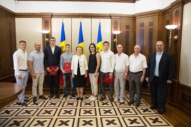 Patru sportivi au primit diplomele Parlamentului R. Moldova pentru rezultate remarcabile la Universiada Mondială