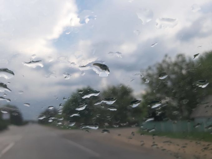 Vremea rămâne instabilă în Republica Moldova şi cu mari şanse de ploi