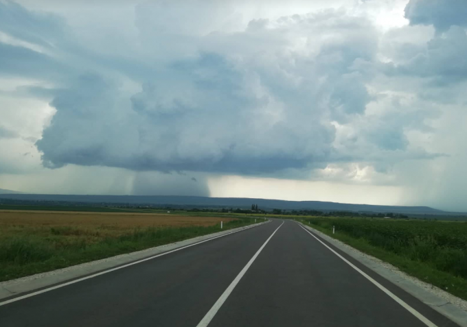 Avem cod galben de ploi puternice cu grindină în centrul şi sudul Republicii Moldova