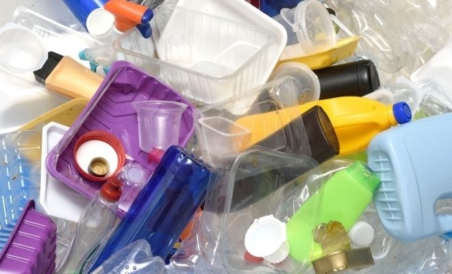 Un proiect de lege care introduce penalităţi pentru utilizarea recipientelor din plastic a fost înregistrat de Parlamentul R. Moldova