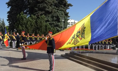 VIDEO. Drapelul de stat a fost coborât în bernă, pentru a marca Ziua comemorării victimelor deportărilor staliniste