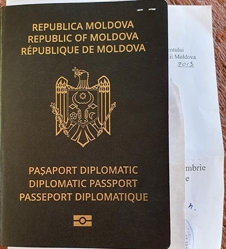 Primul paşaport diplomatic nevalabil a fost retras după solicitarea făcută de şeful Poliţiei de Frontieră