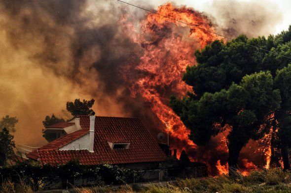 FOTO. Cod roşu de alertă pentru incendii în cea mai mare parte din sudul Greciei