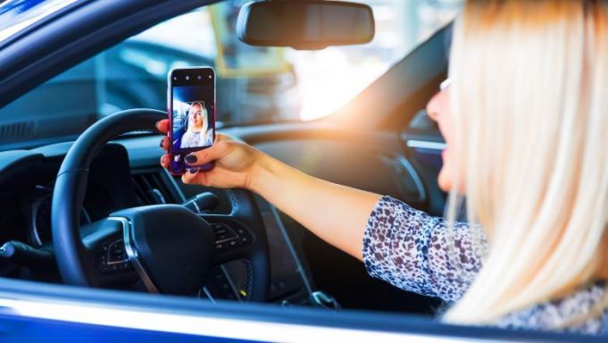 Guvernul României va introduce amendă pentru cei care folosesc telefonul mobil atunci când se află la volan