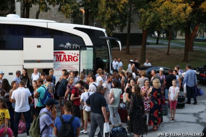 170 de elevi olimpici din Republica Moldova au plecat în tabăra de odihnă de la Sulina, România