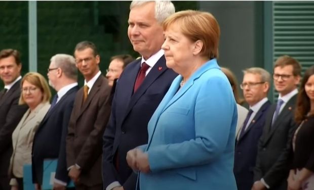 De ce tremură Angela Merkel? Speculaţii în presă şi teoriile specialiştilor