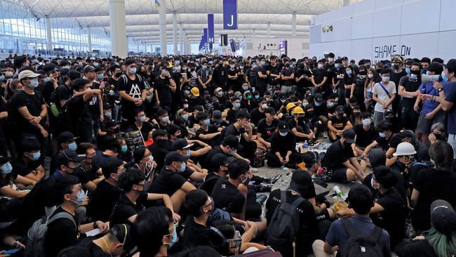 Traficul aerian a fost reluat pe aeroportul din Hong Kong